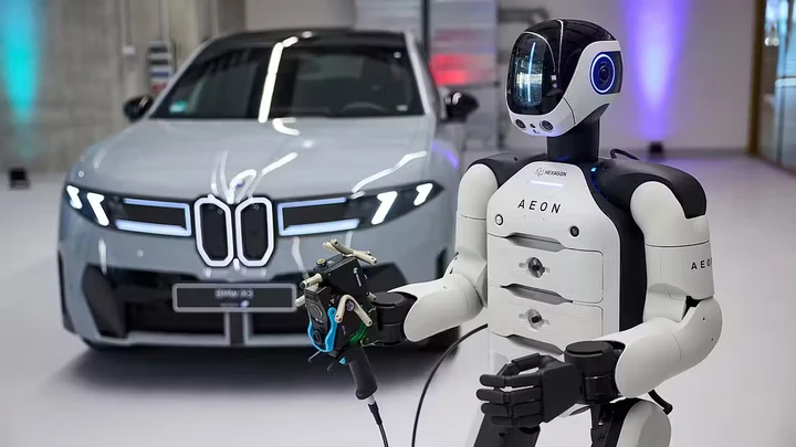 BMW, Tesla, Hyundai e BYD puntano sui robot umanoidi in fabbrica: che ne sarà dell'uomo