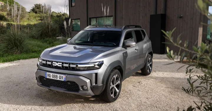 Dacia Duster, nel 2025 una versione ibrida con trazione integrale elettrica