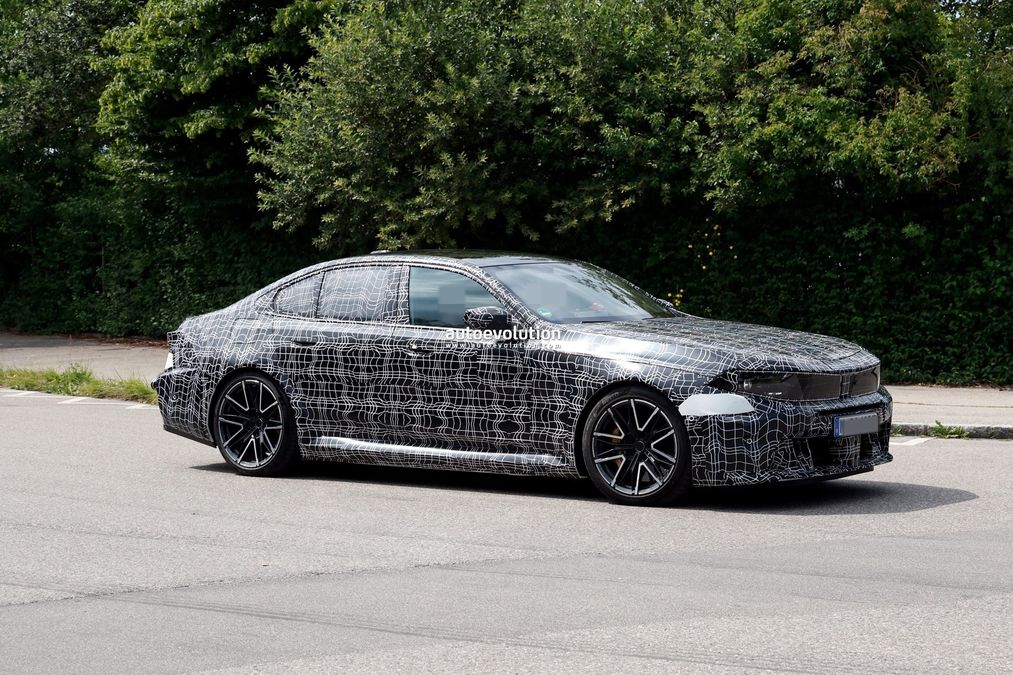 BMW M5 restyling: nuove immagini spia con look Neue Klasse