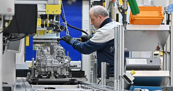 Stellantis: il ritorno all’ibrido causa ritardi nella produzione in Europa