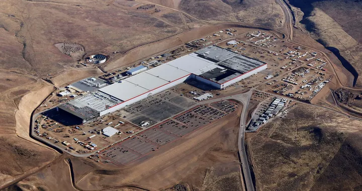 Tesla riduce le attività anche presso la Gigafactory del Nevada