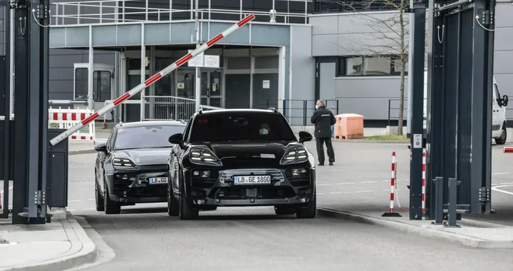 Porsche Macan elettrica, primo sguardo agli interni