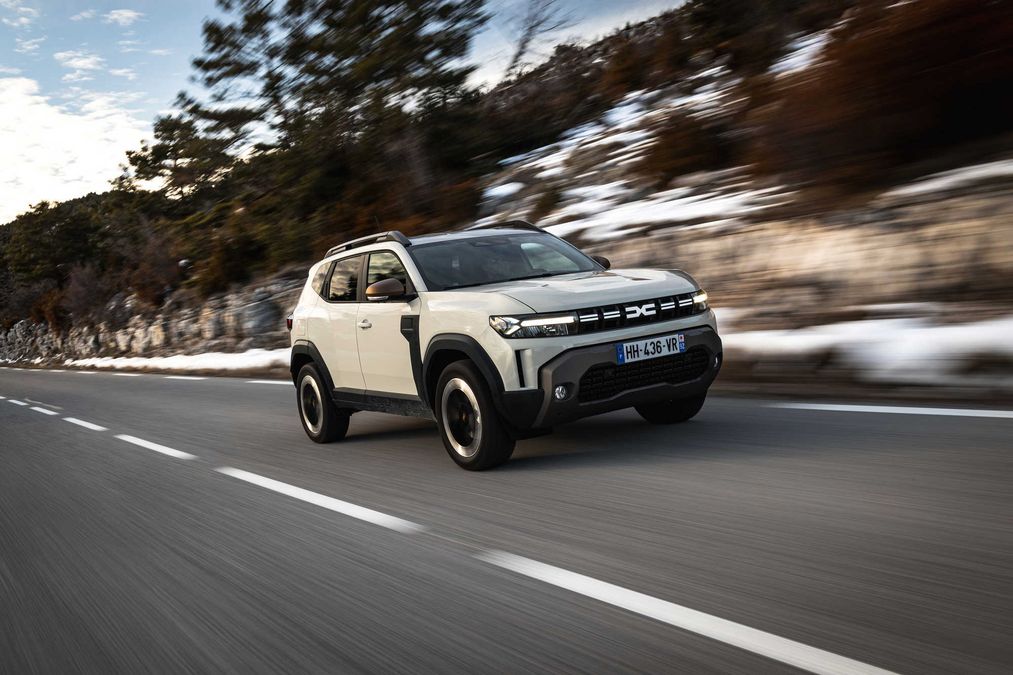 Dacia Duster in strada, con un design che mostra segni di usura, mentre i dati di vendita segnalano un calo significativo nel 2026