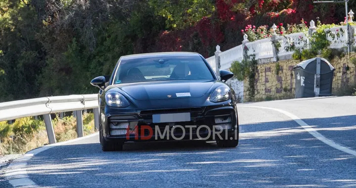 Porsche Panamera, il nuovo restyling si fa spiare su strada