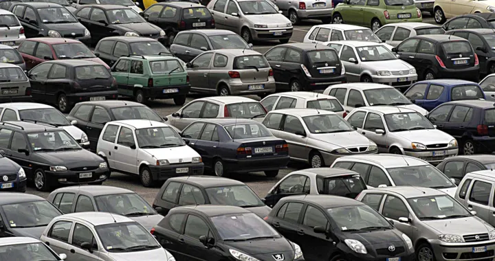 Auto sempre più vecchie in Italia: 10,7 milioni guidano veicoli con più di 15 anni