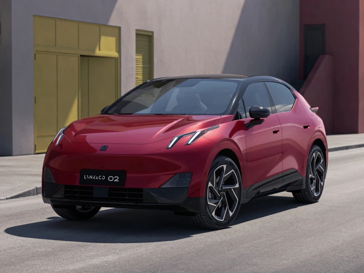 Lynk & Co, un errore del comando vocale spegne i fari: l'auto va a sbattere in autostrada