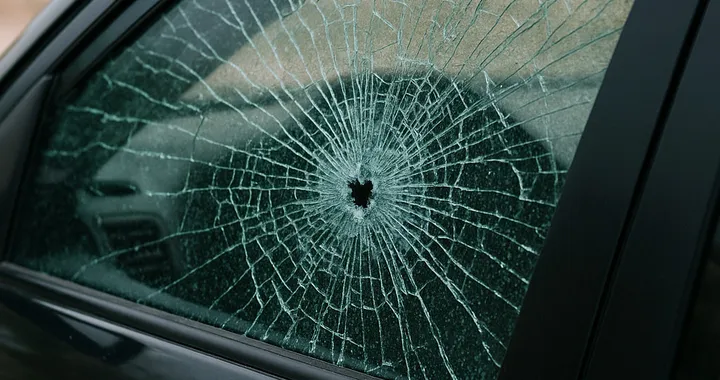 Atti vandalici, il Comune di Bologna risarcisce i vetri auto rotti. Come funziona