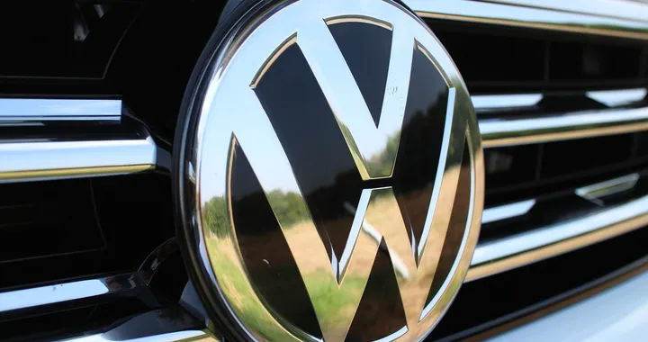 Volkswagen apre all’uso della tecnologia Rivian anche su veicoli non elettrici