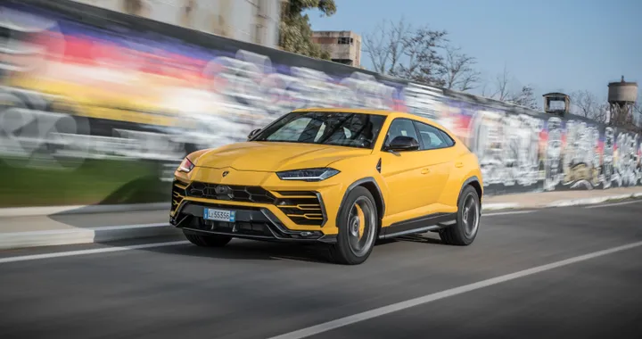 Lamborghini Urus, foto spia del restyling durante i test sulla neve