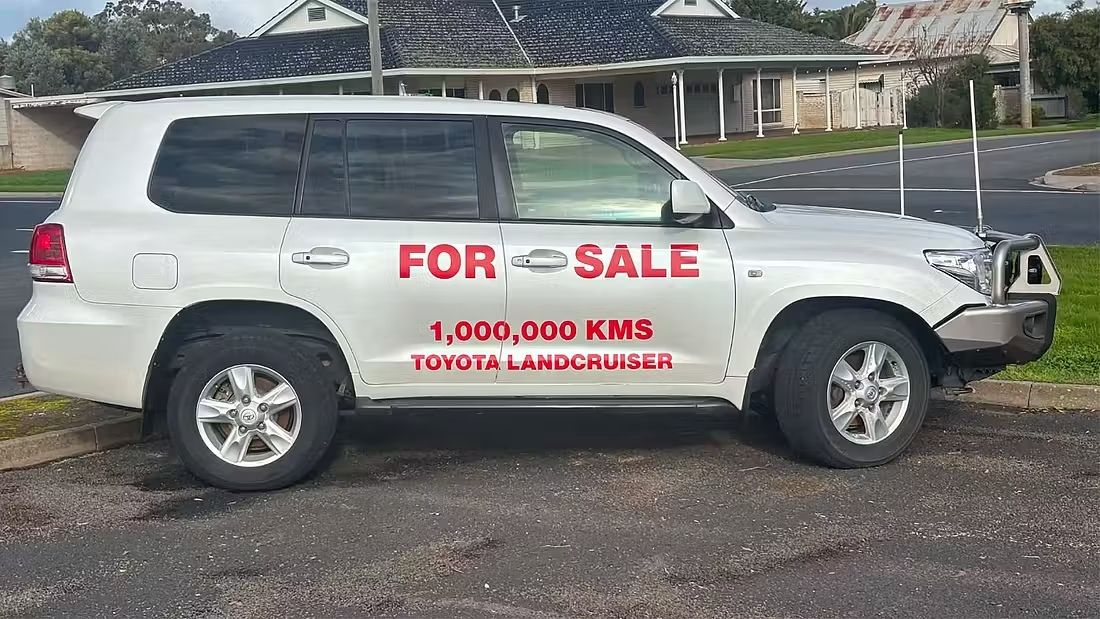 Un Toyota Land Cruiser del 2010 con 999.999 km esposto in asta, pronto per essere acquistato da chi sogna di raggiungere il milione di chilometri