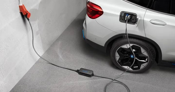 BMW iX3: per la ricarica debutta il Flexible Fast Charger