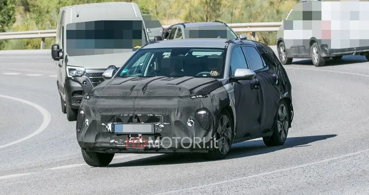 Hyundai Kona, continuano i test della seconda generazione. Le nuove foto spia