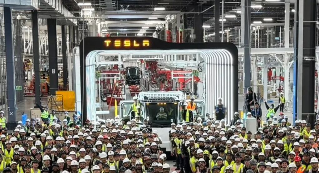 Tesla Semi, al via la produzione in serie del camion elettrico di Musk