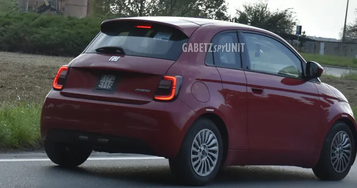 Nuova FIAT 500 Hybrid, la 3+1 della city car ibrida si fa vedere su strada