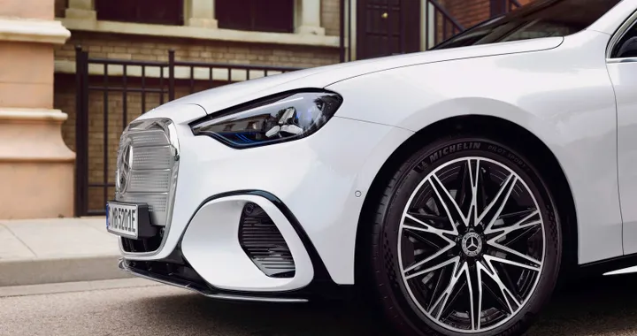 Mercedes-Benz, brevetta il pacco batteria a doppio adesivo: più leggerezza ed efficienza