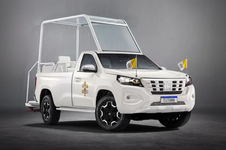 La Papamobile di Leone XIV è un pick-up FIAT: debutto in Sud America