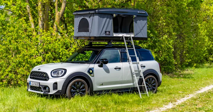 MINI Cooper SE e Countryman, ecco la tenda da campeggio da tetto per le gite