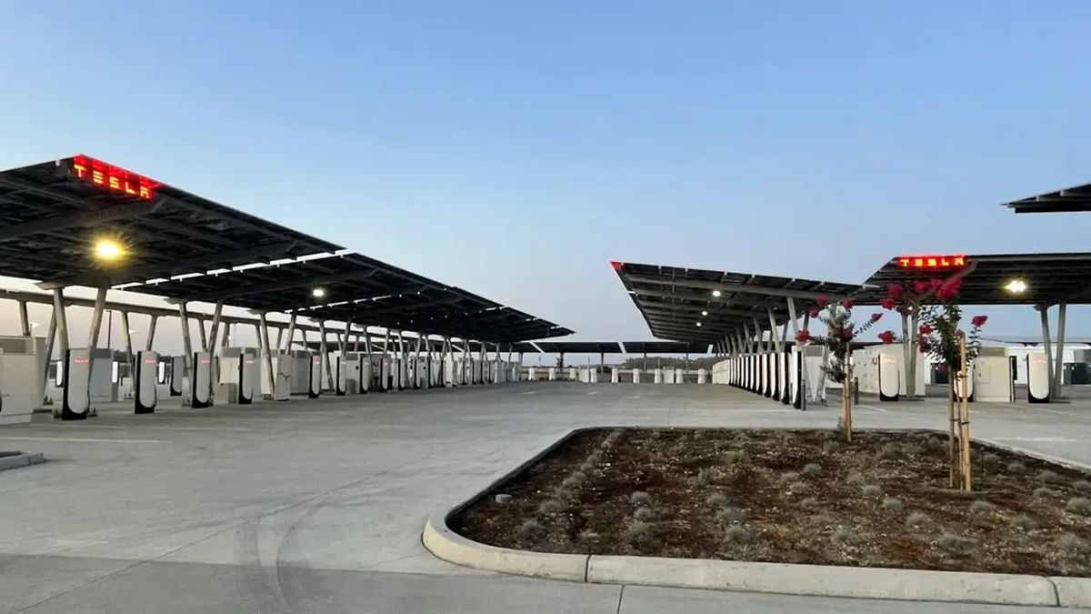 Tesla Oasis, questa è la stazione Supercharger del futuro: 168 colonnine, fotovoltaico e off-grid