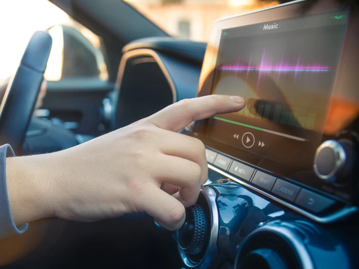 A meno di 60€ è in offerta un dispositivo per portare CarPlay e Android Auto su qualsiasi auto