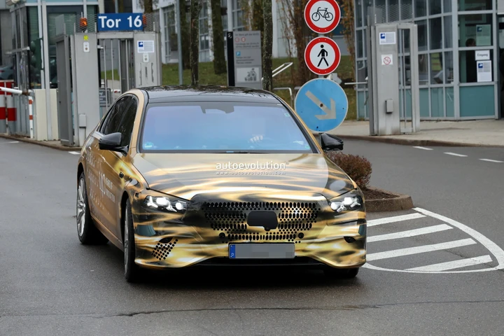 Mercedes, il restyling della Classe S si vuole far notare su strada...