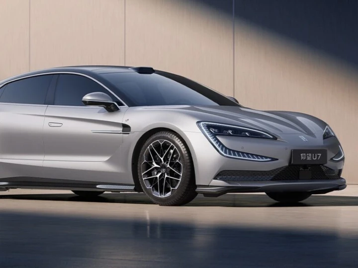 La Yangwang U7 porta al debutto la Blade Battery 2.0 di BYD: oltre 1000 km di autonomia
