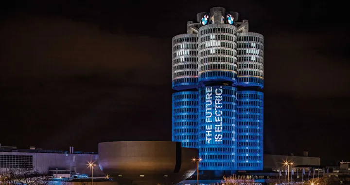 BMW: la sede si trasforma in una gigantesca pila | Consegnati 100.000 veicoli elettrificati