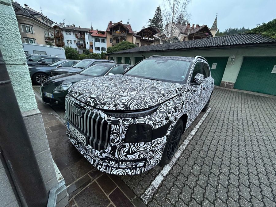 SUV Audi Q7 con camuffatura, dettagli di design e potenza, foto spia da Bressanone