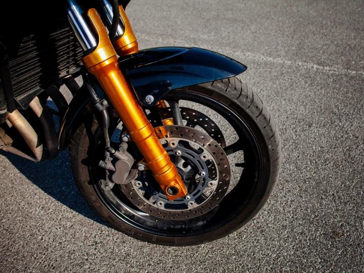 Controlla l'olio dei freni di auto e moto con un tester elettronico economico