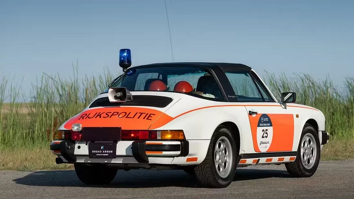 La Porsche 911 Targa della Polizia frantuma ogni record: vola oltre i 216.000 euro