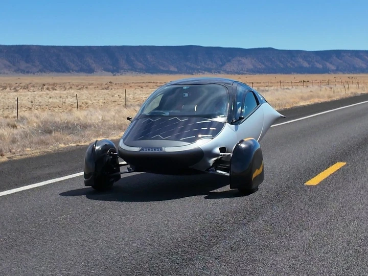 Aptera, l’auto solare che produce più energia di un impianto fotovoltaico fisso