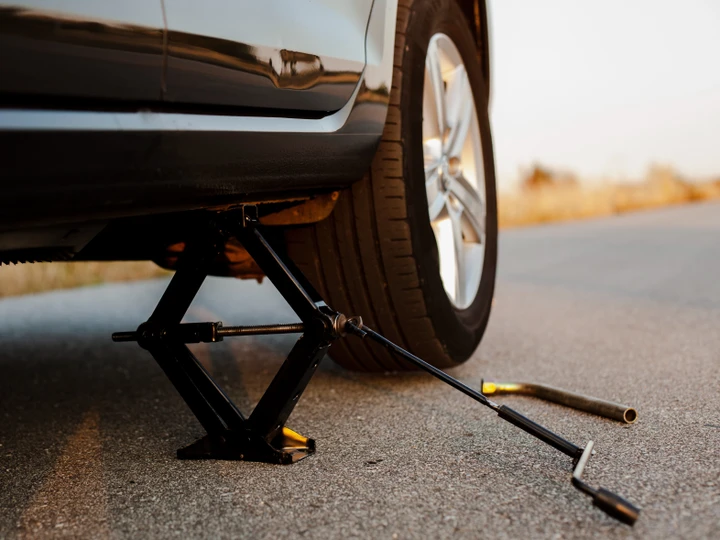 Dì addio al cric manuale: l’alternativa elettrica che solleva l’auto in due minuti