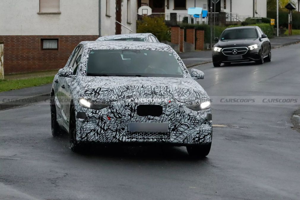 Nuova Mercedes Classe E elettrica, test su strada per la berlina | Foto spia