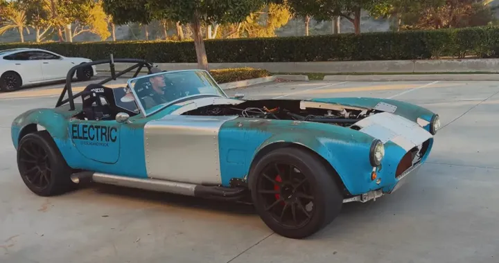 Una Cobra con il &quot;cuore&quot; di una Tesla Model S Plaid: un razzo su 4 ruote