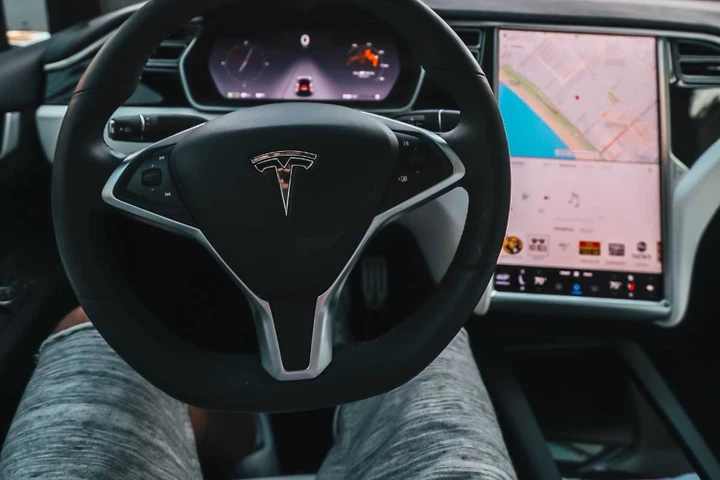 Una donna e due bambini addormentati su una Tesla a 100 km/h: avviata un'indagine