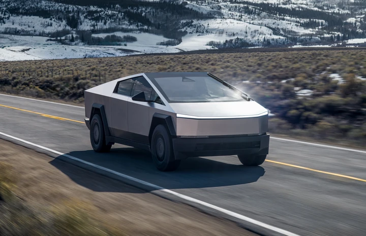 Tesla Cybertruck, addio alla versione base: nessuno la voleva