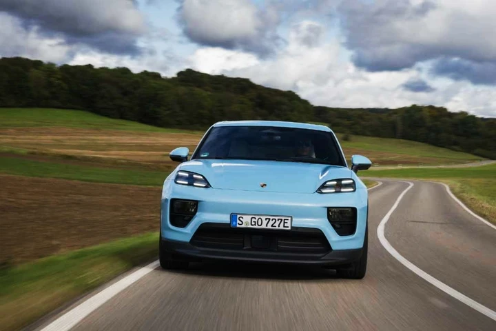 Porsche, elettrico in stand-by: ecco quando torna la Macan a benzina