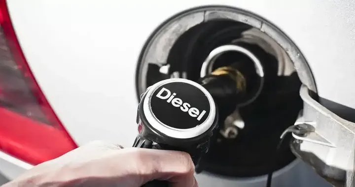 Accise mobili sui carburanti, i primi effetti del taglio di 4,9 centesimi sui prezzi del diesel