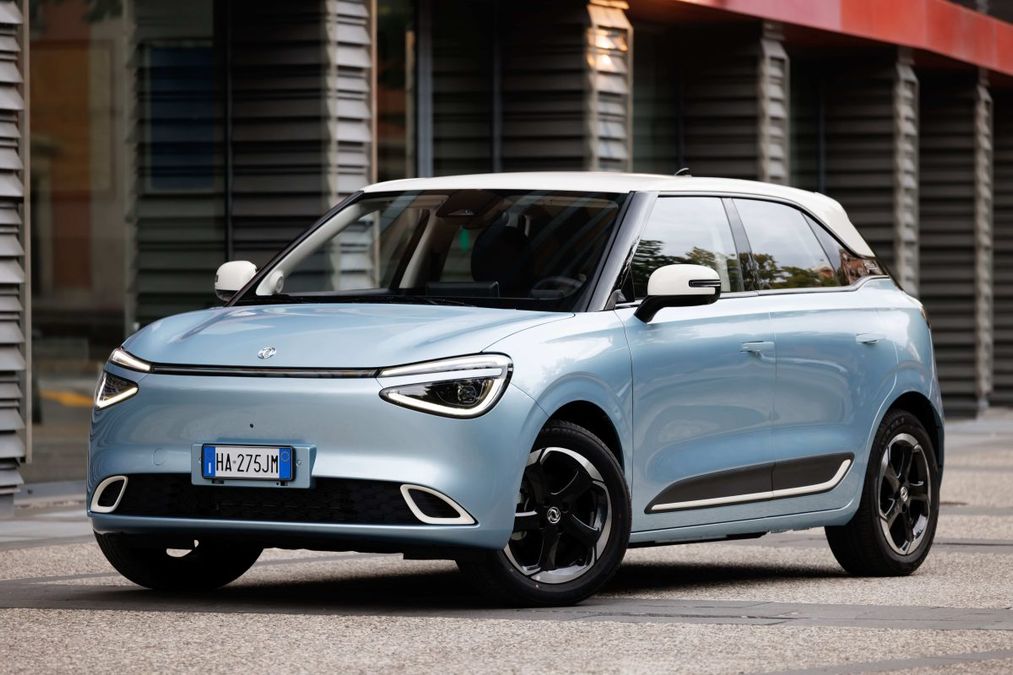 Stand Dongfeng a Torino con vetture elettriche, ibride e a benzina, in mostra e test drive