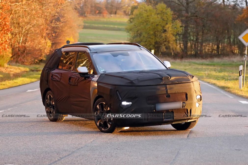 Nuova Hyundai Tucson 2027, look in stile Santa Fe per il SUV: ecco le ultime foto spia