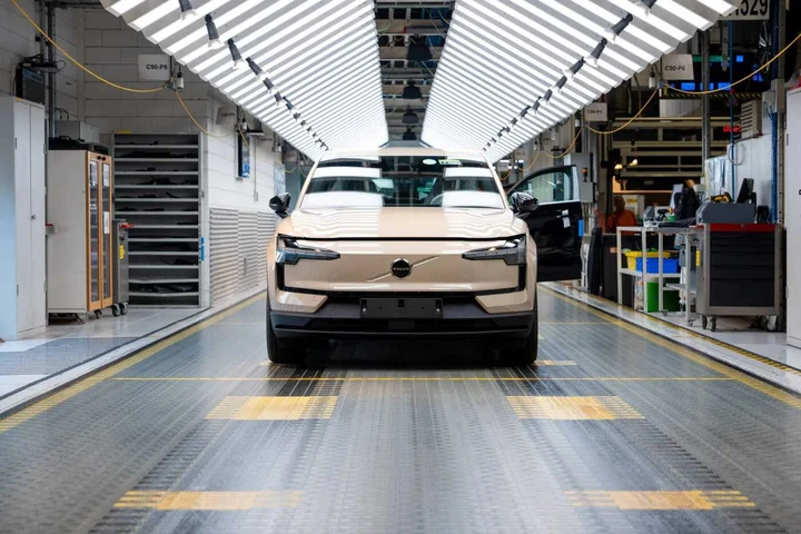 Volvo vende ancora auto a benzina, ma non ha più fabbriche per i motori termici