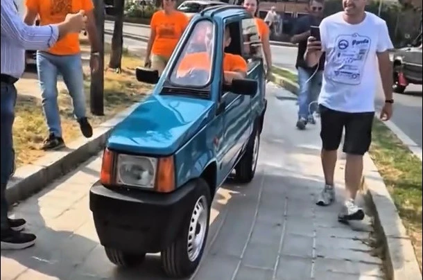 Questa è la FIAT Panda più stretta del mondo: solo 50 cm