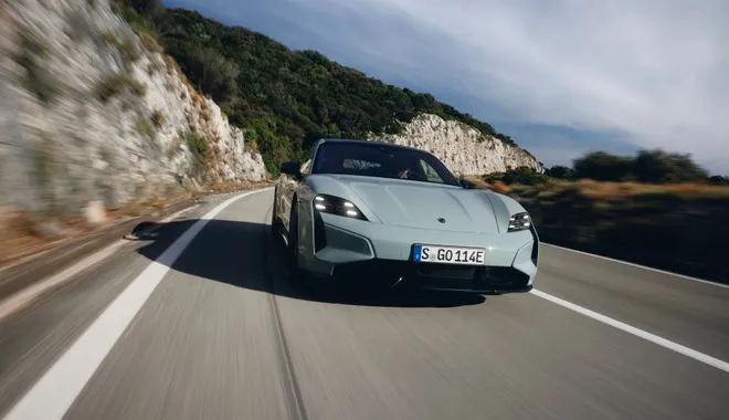 Porsche e Hyundai: approcci contrapposti alla tecnologia EV e al cambio marcia