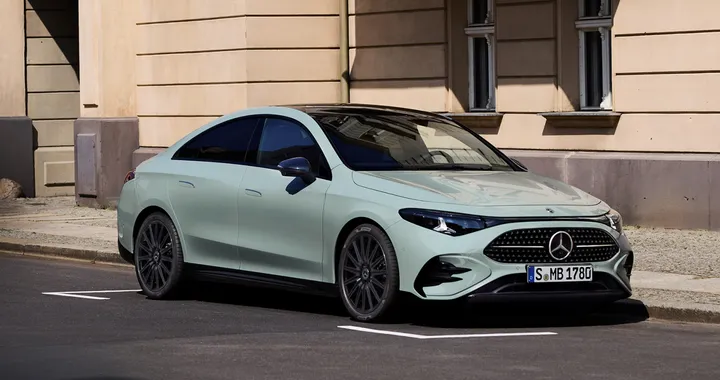 Nuova Mercedes CLA, adesso è anche ibrida: tutti i motori e i prezzi