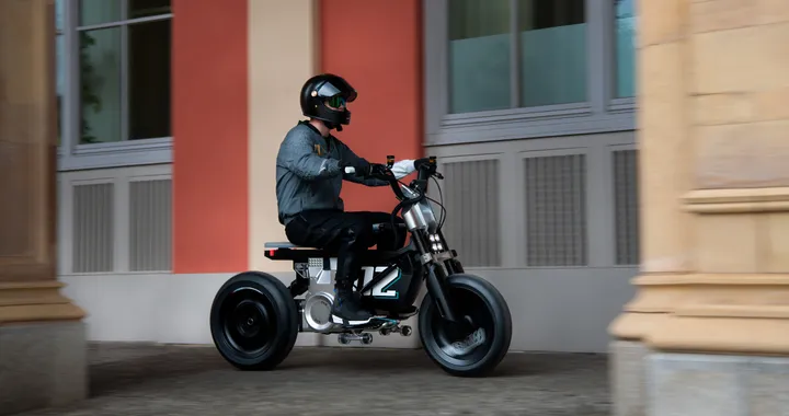 BMW presenta la sua idea di mobilità urbana su due ruote: ecco Concept CE 02