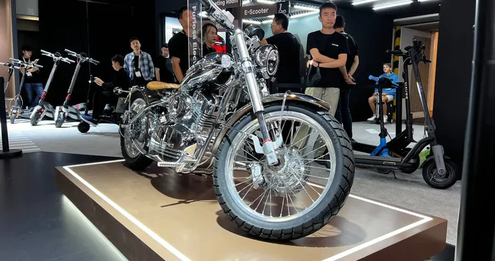 Furiosa, la moto elettrica di Navee che gioca a fare la chopper. Ecco quanto costa