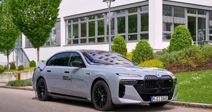 BMW testa le batterie del futuro: la i7 con celle allo stato solido è già su strada