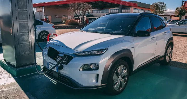 Promozione Hyundai Kona Electric: il SUV elettrico da 299 euro al mese, interessi zero