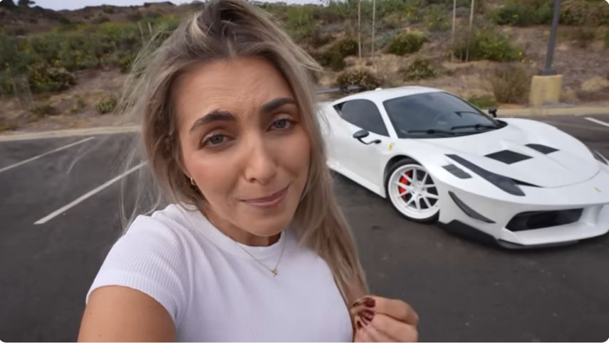 Emelia Hartford con la sua Ferrari 458 Liberty Walk modificata, in un garage in California, mentre valuta se venderla o mantenerla per il canale YouTube