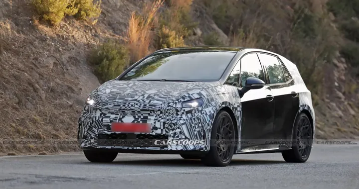 CUPRA Born 2026, il restyling si mostra nei test su strada: ecco cosa cambia