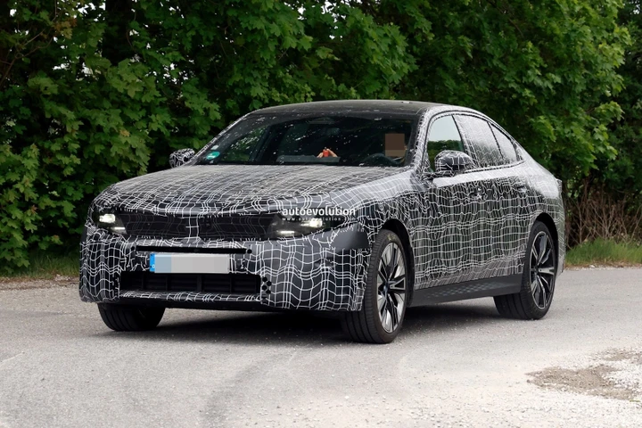 BMW Serie 5 si prepara ad un cambio di look. Con il restyling nuovo stile Neue Klasse